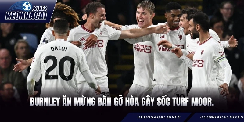 Burnley ăn mừng bàn gỡ hòa gây sốc Turf Moor.