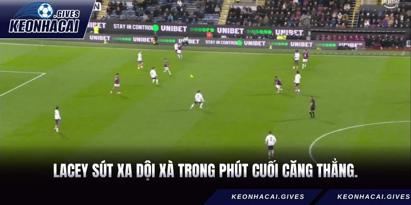 Lacey sút xa dội xà trong phút cuối căng thẳng.