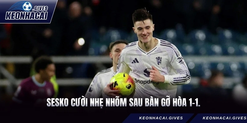 Sesko cười nhẹ nhõm sau bàn gỡ hòa 1-1.